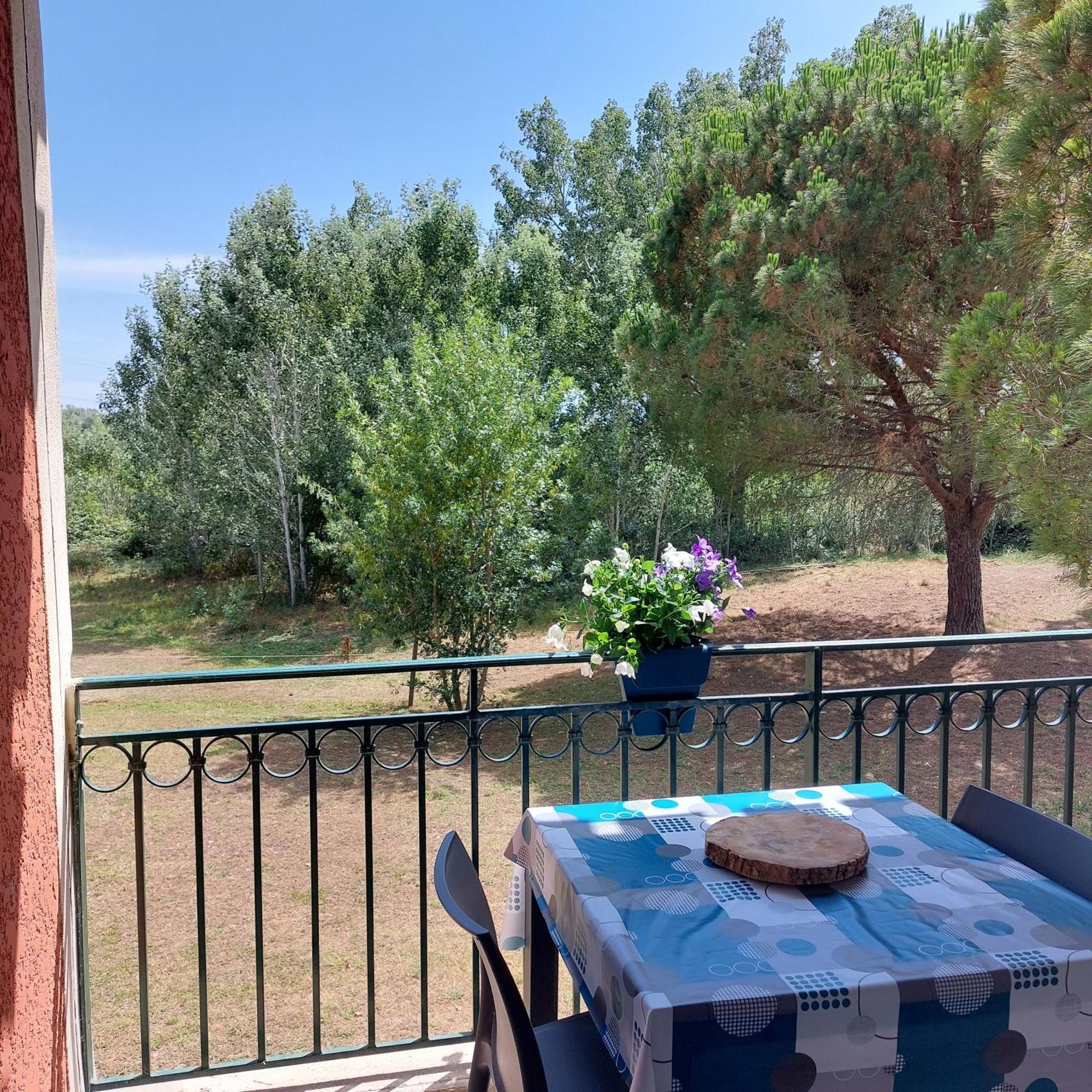 Aux Abords Du Lac Apartment Arles Ngoại thất bức ảnh