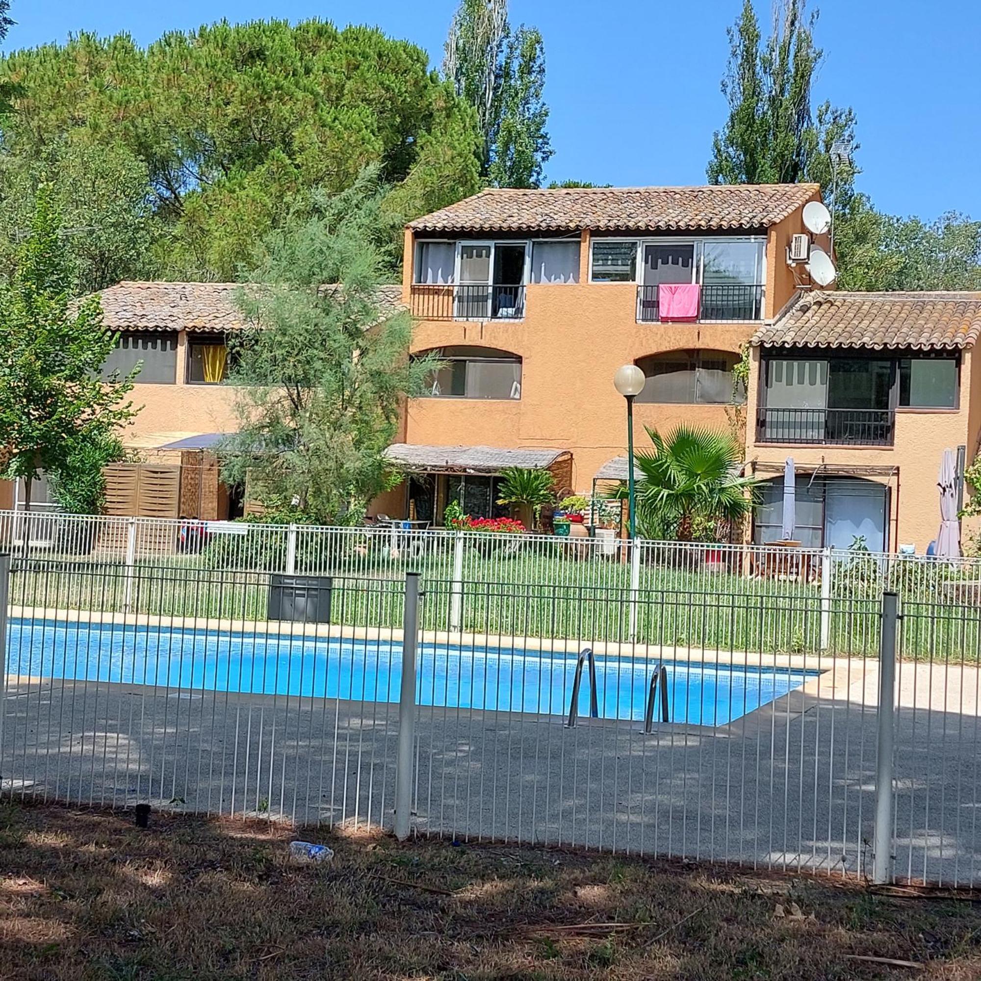 Aux Abords Du Lac Apartment Arles Ngoại thất bức ảnh